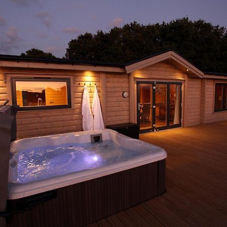 Cambridgeshire Lakes - Luxury Lodges In A Stunning Lake Location Gamlingay 外观 照片