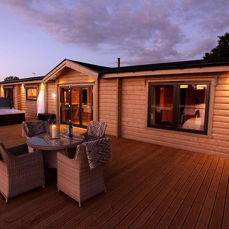 Cambridgeshire Lakes - Luxury Lodges In A Stunning Lake Location Gamlingay 外观 照片