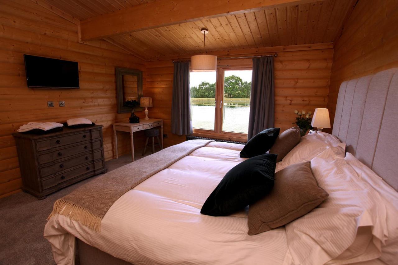 Cambridgeshire Lakes - Luxury Lodges In A Stunning Lake Location Gamlingay 外观 照片