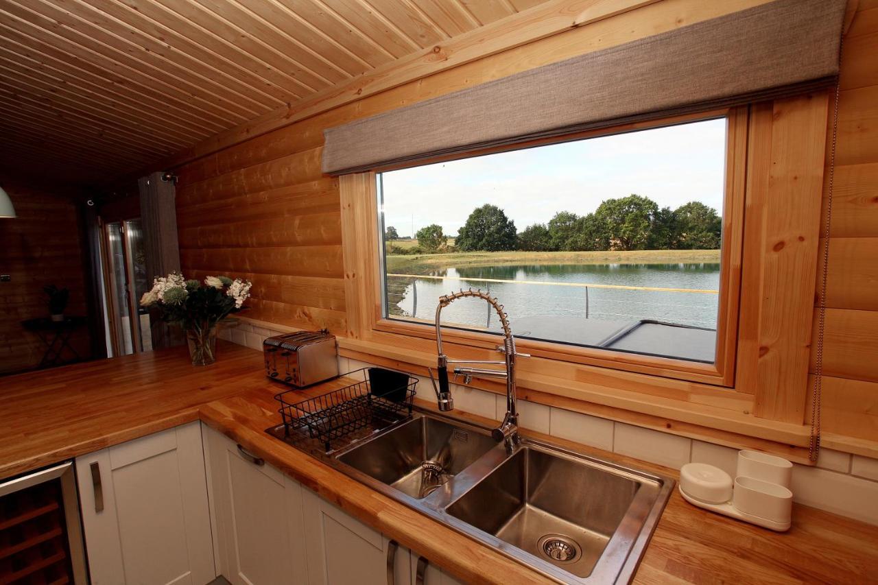 Cambridgeshire Lakes - Luxury Lodges In A Stunning Lake Location Gamlingay 外观 照片